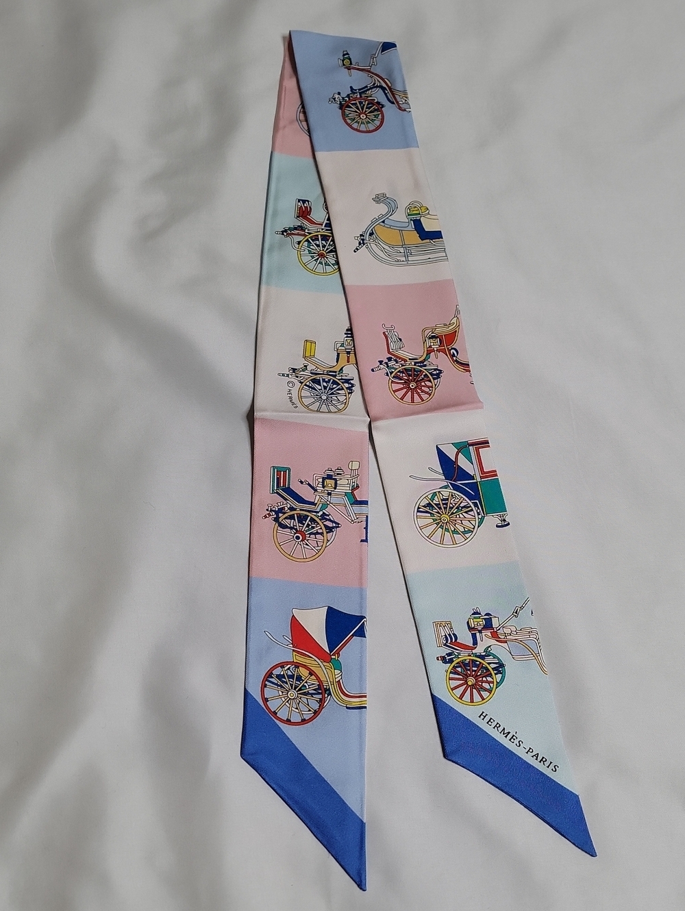 Hermès "Les Voitures Exquises" Carriage Motif Silk Twilly Scarf - Picture 1 of 4